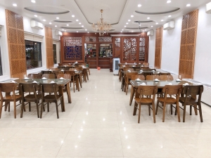 Mẫu ban công hiện đại sử dụng chậu gỗ nhựa Composite