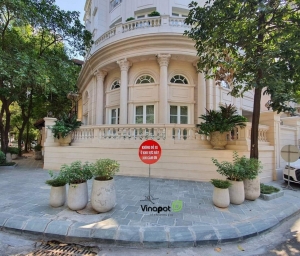 Mẫu ban công hiện đại sử dụng chậu gỗ nhựa Composite