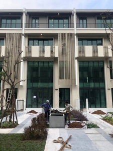 Mẫu ban công hiện đại sử dụng chậu gỗ nhựa Composite