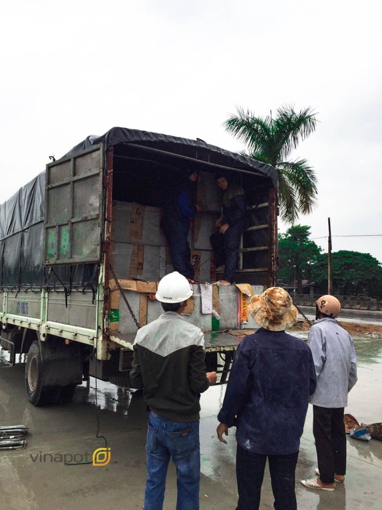 xe vận chuyển chậu xi măng