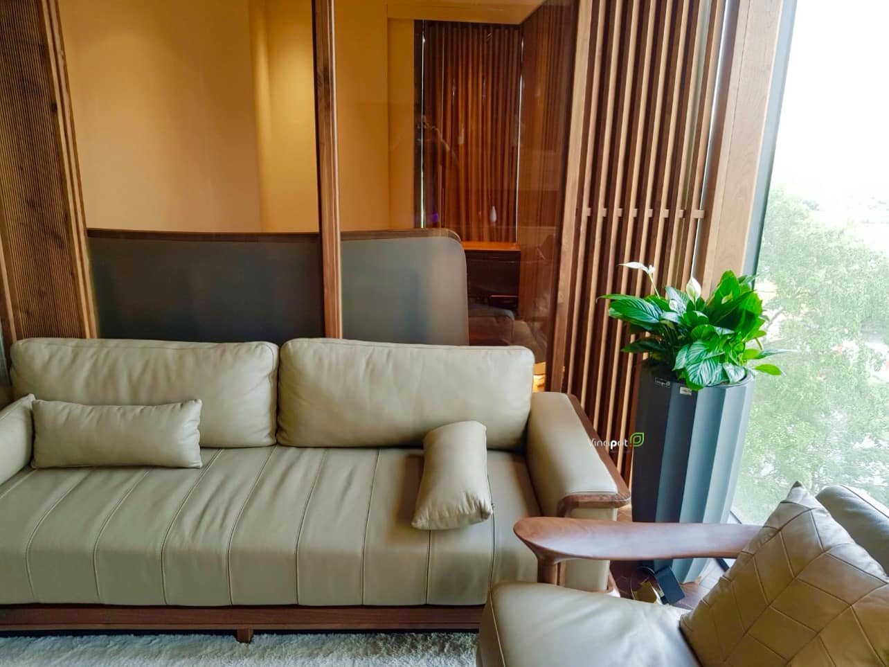 Mẫu ban công hiện đại sử dụng chậu gỗ nhựa Composite