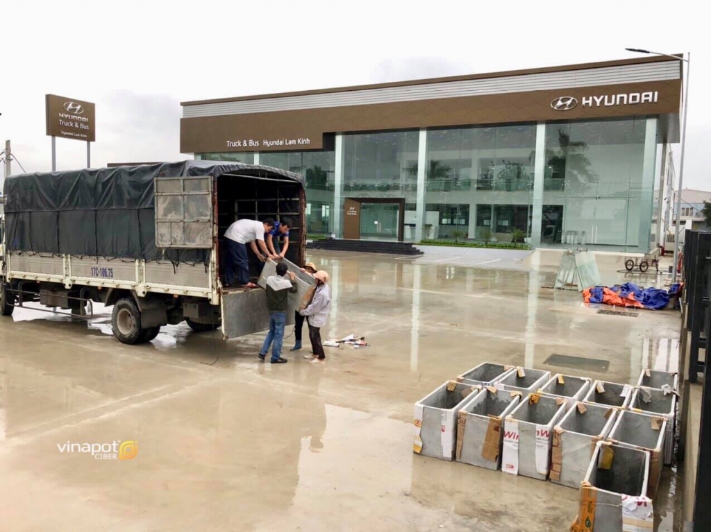 công đoạn vận chuyển chậu xi măng