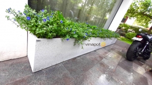 Mẫu ban công hiện đại sử dụng chậu gỗ nhựa Composite